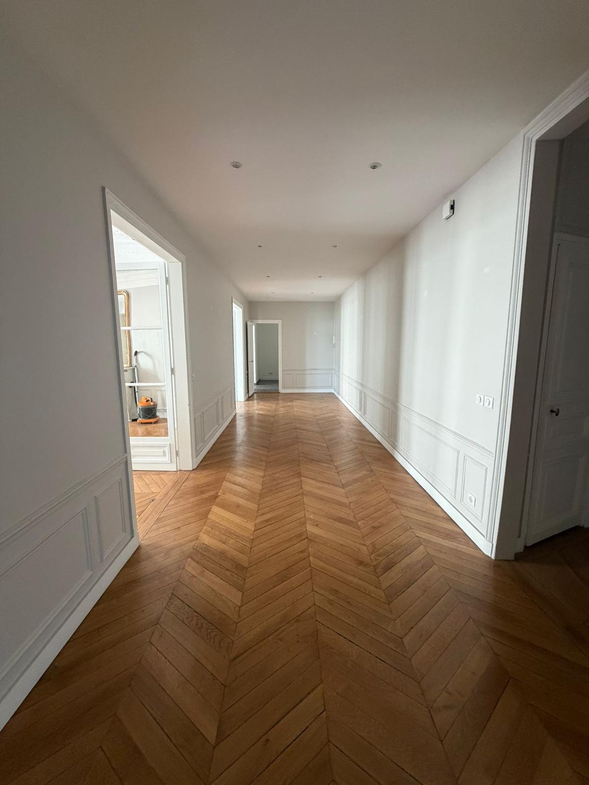 Couloir rénové avec parquet en point de Hongrie rue Daru