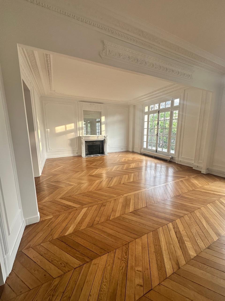Appartement haussmannien rénové rue Daru, parquet en point de Hongrie et moulures